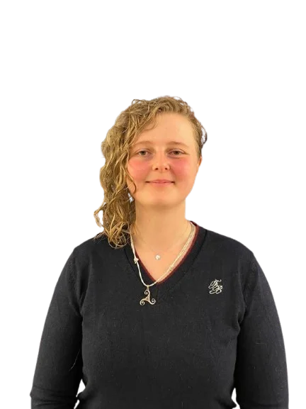 Das Bild zeigt ein Portraitfoto von der Praxisinhaberin von AW-Tiertherapie. Sie hat blonde, lockige Haare, zeigt ein freundliches Lächeln und trägt einen blauen Pullover.