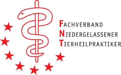 Man sieht das Logo des FNT - dem Fachverband niedergelassener Tierheilpraktiker. Die Praxisinhaberin ist Mitglied in diesem Verband.
